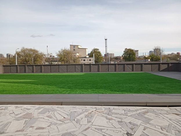 Парапет, дорожки и терраса летом